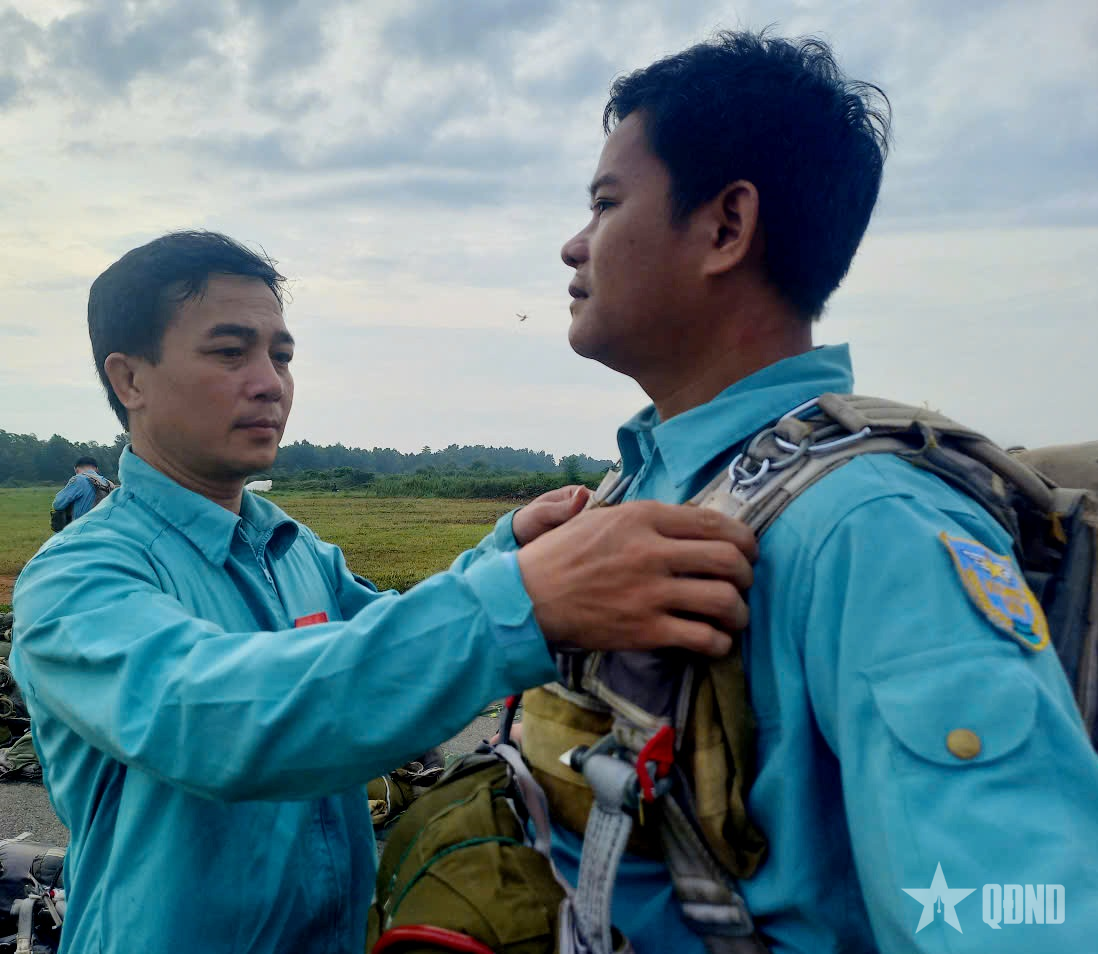 Kiểm tra dù dưới mặt đất.